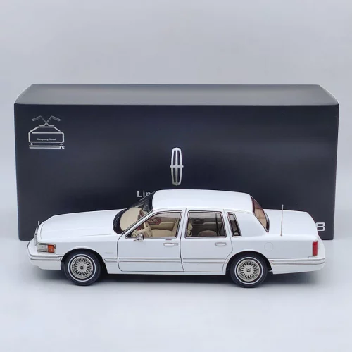 LINCOLN TOWN CAR - WHITE