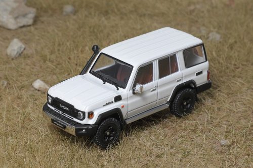 TOYOTA LAND CRUISER (J76) WHITE