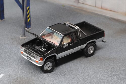 TOYOTA HILUX SR5 XTRA CAB, BLACK-SILVER